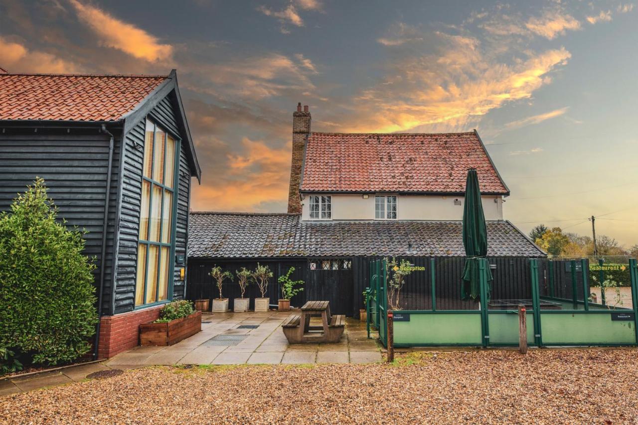 The Auberge Yaxley  Екстер'єр фото