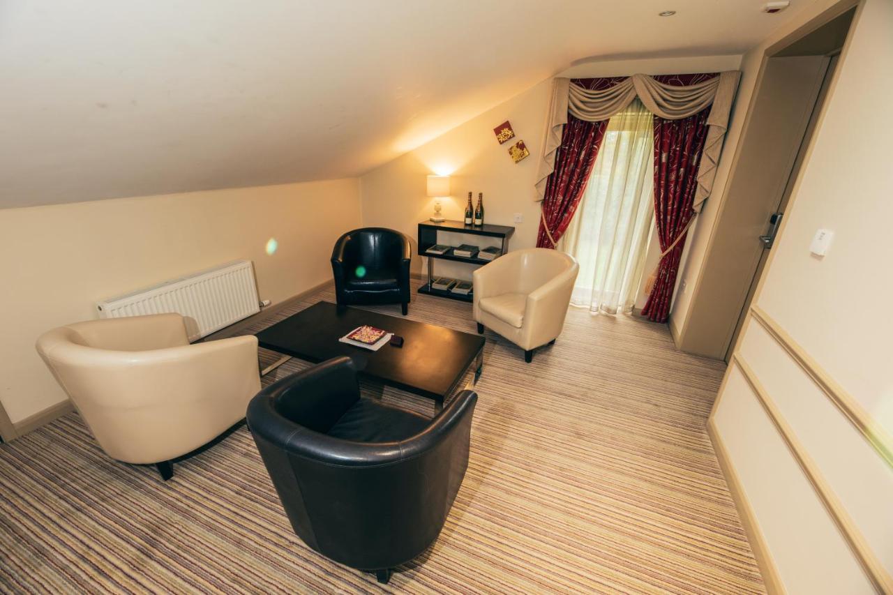 The Auberge Yaxley  Екстер'єр фото